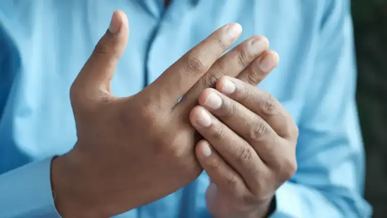 Middle Knuckle Pain Finger: Causes, Relief, & Arthritis