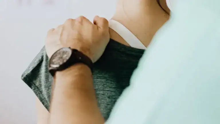 Carotid Artery Pulsating In Neck: Causes & Urgent Signs