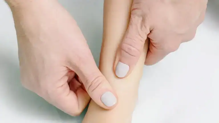 Home Remedies For Swollen Feet: 8 Easy Fixes for Relief