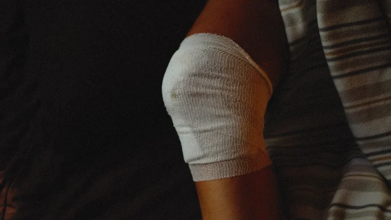 One Leg Bigger Than Other: Causes, Diagnosis, & Fixes